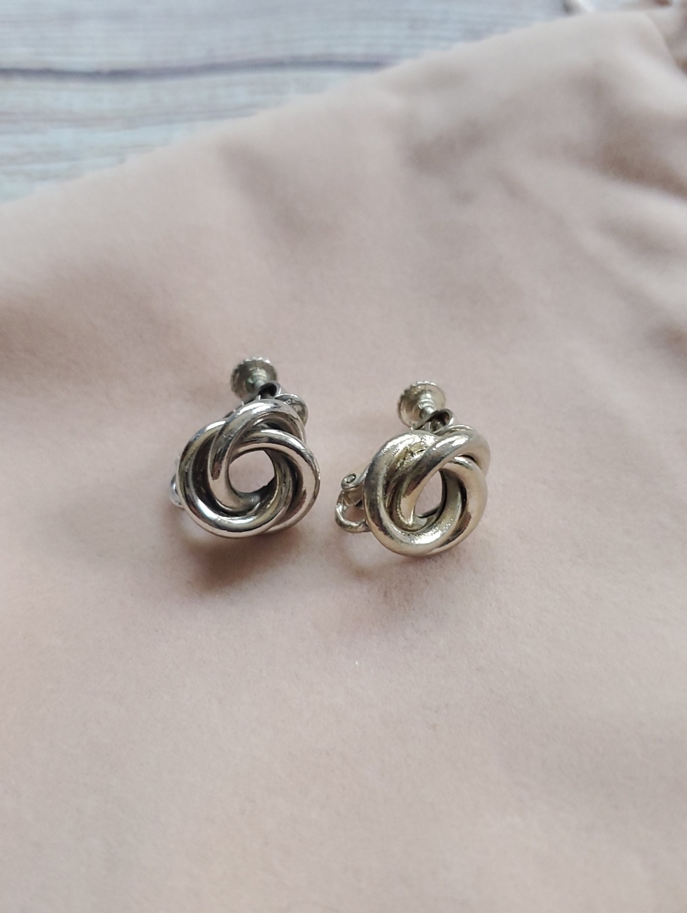 5/$20🌟Vintage Small Silver Knot Clip-on Screw-Back Earrings